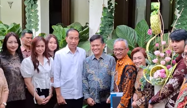 Perangkai Bunga Se-Indonesia Sowan Jokowi Hadiahi Janur Penuh Mawar untuk Iriana